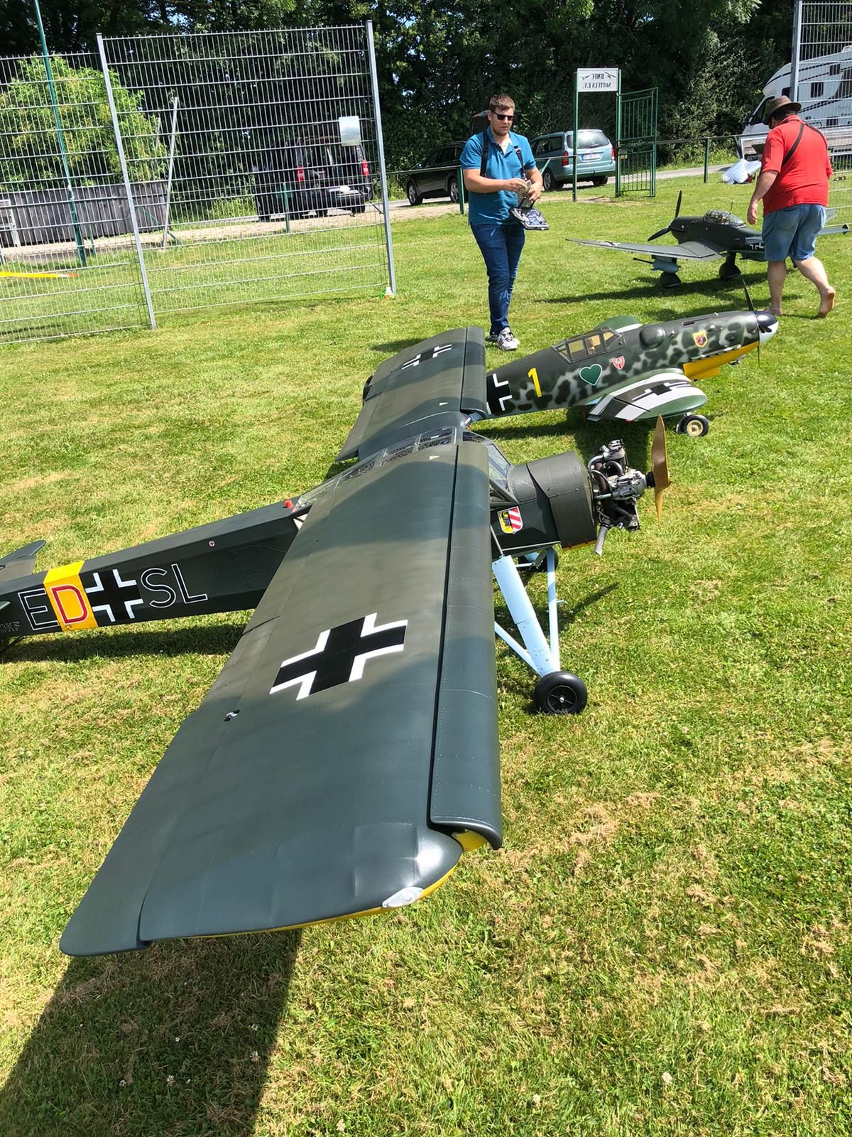 im Vordergrund die Morane Saulnier MS 505 mit einer ME 109 und im Hintergrund eine JU 87